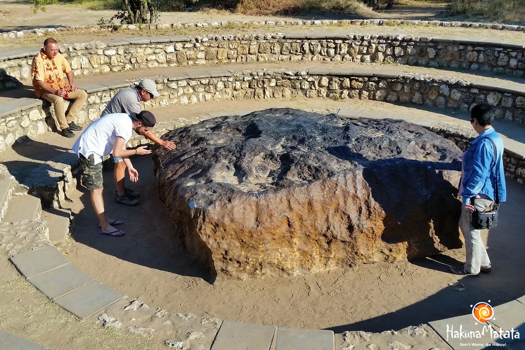 Гоба. Метеорит Гоба Намибия. Намибия метеорит Гоба фото. Метеорит в Намибии. Намибия метеорит Гоба самый большой.